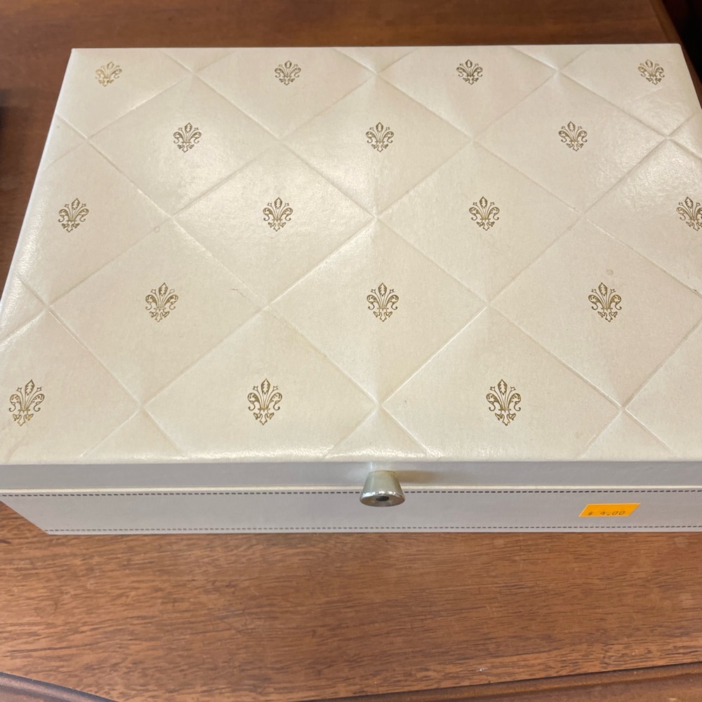 Jewelry box